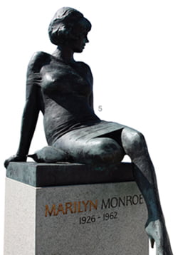 5. 관광객의 발길이 잦은 내항 중앙에 자리한 마릴린 몬로의 동상.