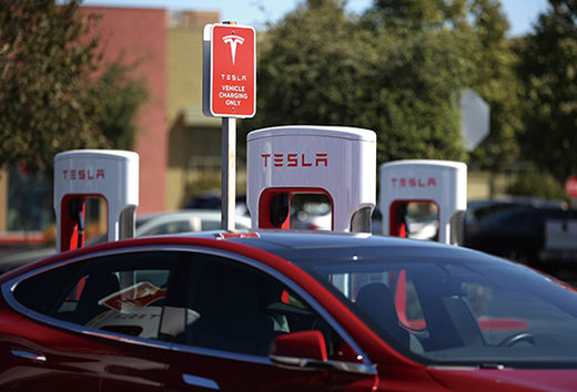 <YONHAP PHOTO-2492> PETALUMA, CALIFORNIA - SEPTEMBER 23: A view of Tesla Superchargers on September 23, 2020 in Petaluma, California. California Gov. Gavin Newsom signed an executive order directing the California Air Resources Board to establish regulations that would require all new cars and passenger trucks sold in the state to be zero-emission vehicles by 2035. Sales of internal combustion engines would be banned in the state after 2035.   Justin Sullivan/Getty Images/AFP
== FOR NEWSPAPERS, INTERNET, TELCOS & TELEVISION USE ONLY ==/2020-09-24 06:57:29/
<쩔?쩔??굿ヂ욋?? 짰? 1980-2020 짖詮?첩짢짬??짜?ノ⒱?? ?쨈짜? 쩔쨍쩔? 쩔?????? 짹?봔￠?.>