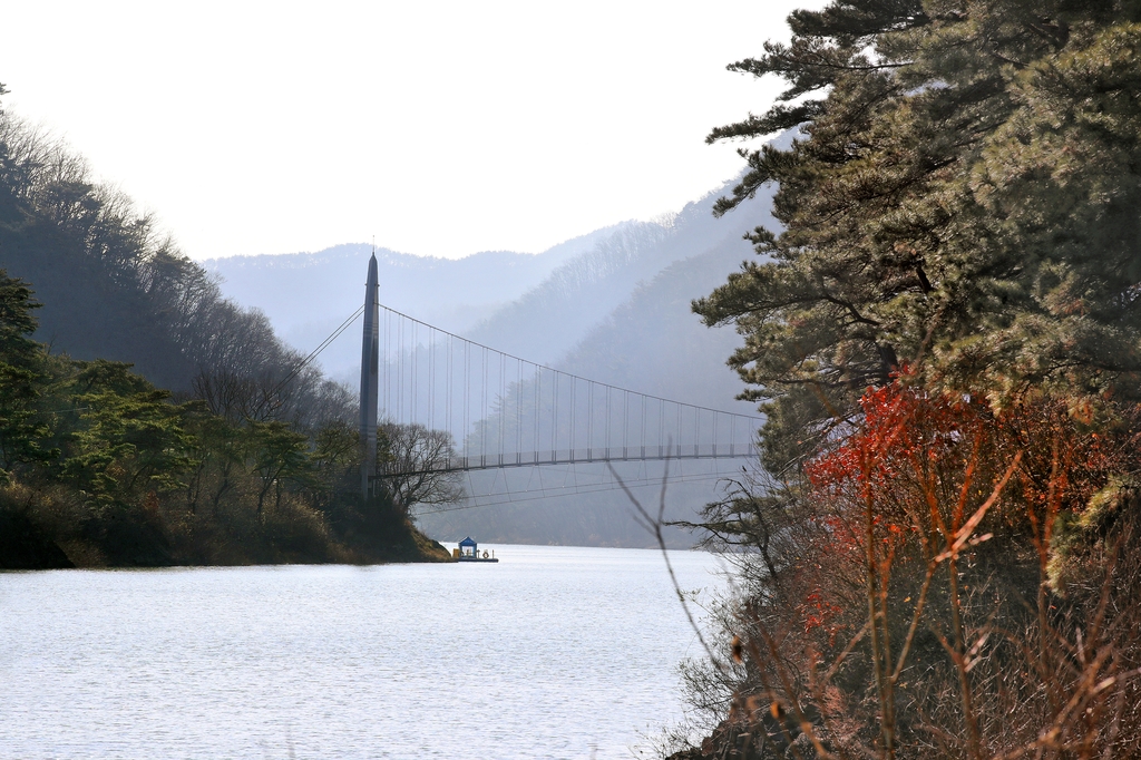 [걷고 싶은 길] 호수, 산, 숲에 안긴 괴산 산막이옛길