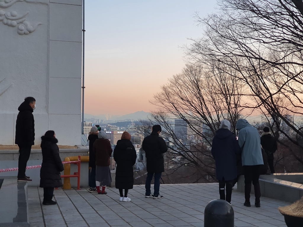 새해 맞은 시민들 "코로나 사라졌으면"…남산·한강 찾기도