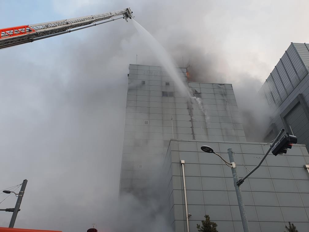 청주 축전지 공장서 불…3억3천만원 피해