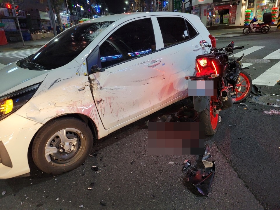 인천 사거리서 음주 오토바이-차량 충돌…2명 부상