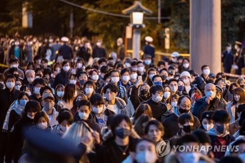 코로나 대응 주저하다 고이케 도쿄지사에 기습당한 스가