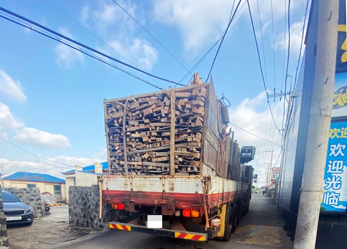 제주 우도서 화물차에 전선 걸려 전봇대 4개 파손