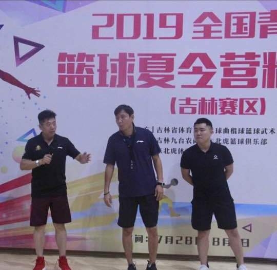 '만리장성' 중국에서 농구 유망주들 지도하는 김용식 감독