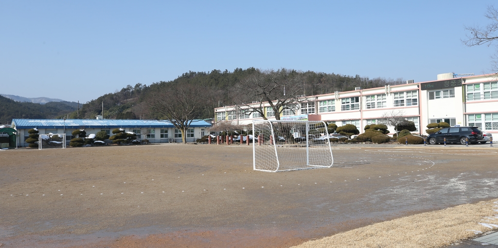 [인구재앙] ③ [르포] '과자 봉지 변색할까' 신문지 덮어둔 시골상점(끝)