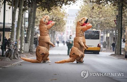 미국서 파티용 '풍선 의상' 통해 코로나 집단 감염 의심