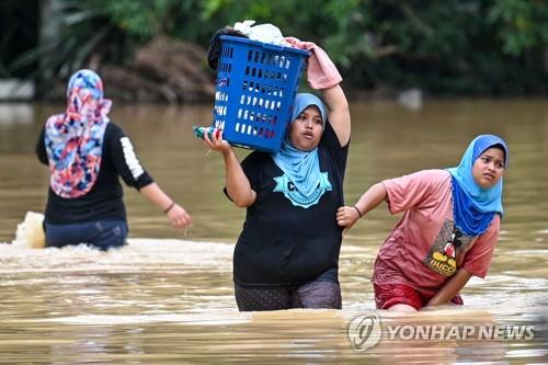 말레이 홍수에 인명피해 속출…차량서 아내 탈출시키고 숨져