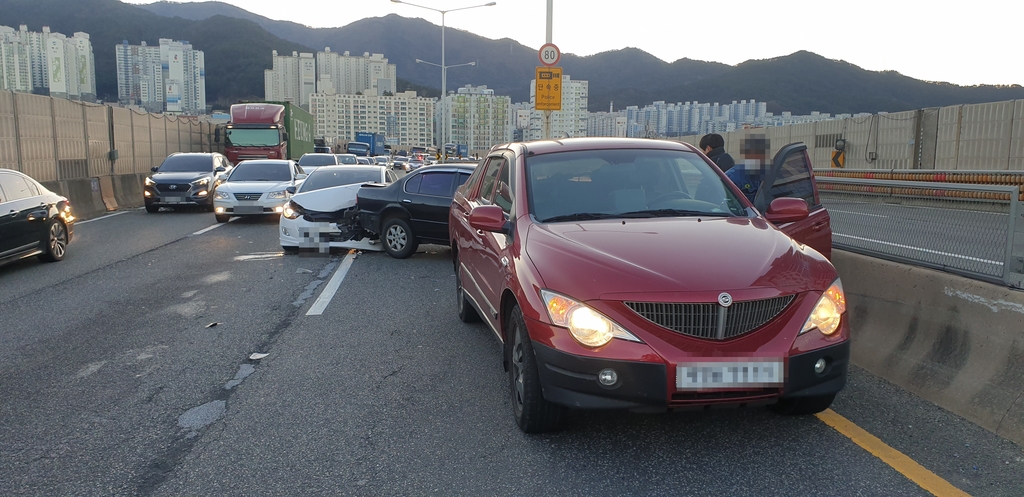 부산 백양터널 인근서 3중 추돌사고…인명피해 없어