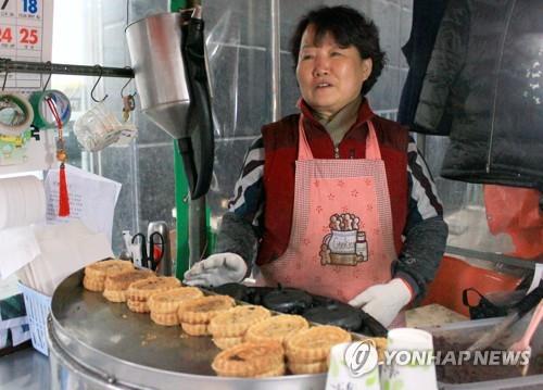 19년째 불우이웃 돕는 '사랑의 풀빵 아줌마' 이문희씨