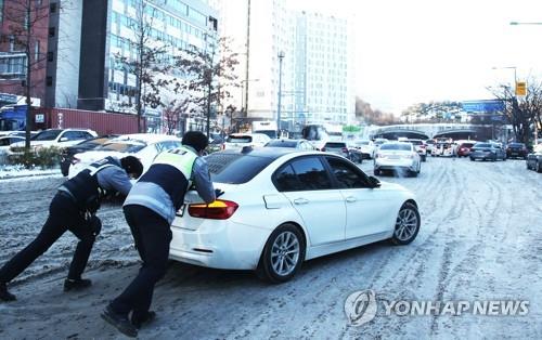 10㎝ 넘는 폭설에 경기남부 출근길 대란…눈길사고 잇따라(종합)