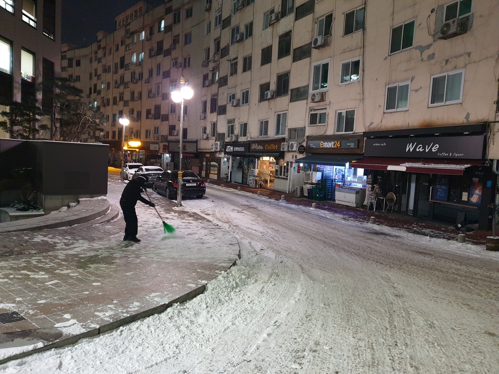 맹추위 속 폭설로 도로 '꽁꽁'…출근길 혼잡·불편