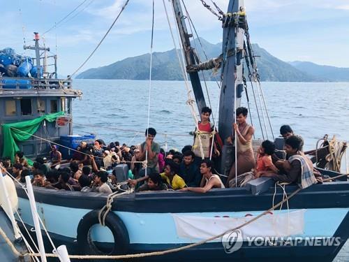 말레이 밀입국하다 진흙에 빠진 4명 구출…로힝야족 난민