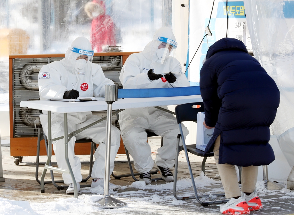 [르포] "손 소독제도 얼어"…인천 선별검사소 추위 견디며 검사 계속