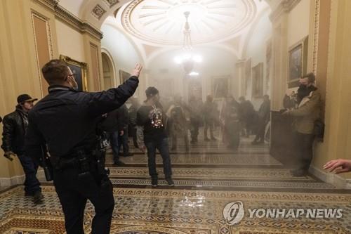 진통속 날짜 넘긴 바이든 인증…의회 난입 규탄·트럼프 책임론