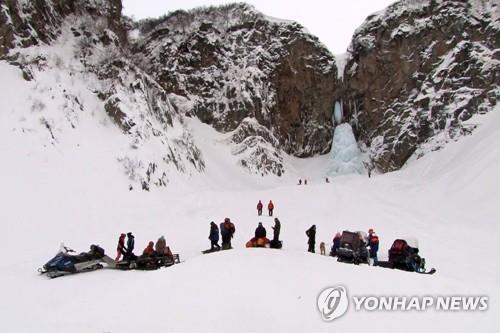 러시아 40ｍ 얼음폭포 빙벽 갑자기 무너져 관광객 '봉변'