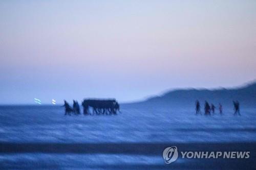 지난해 영국해협 건너거나 시도한 이주민 1만명 육박