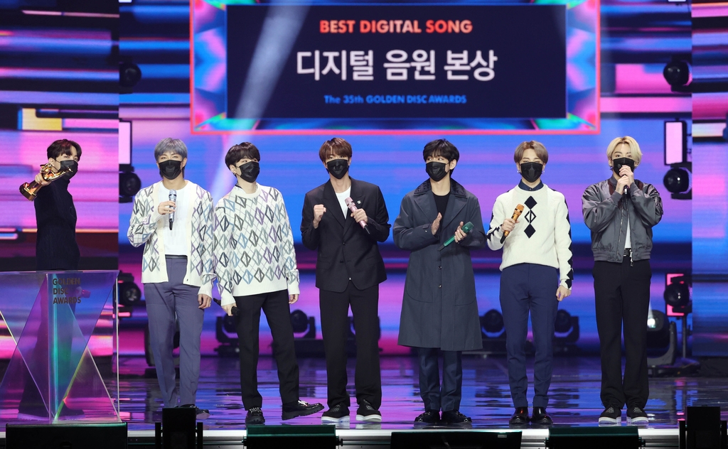 아이유, BTS·블랙핑크 누르고 '골든디스크 디지털음원 대상'