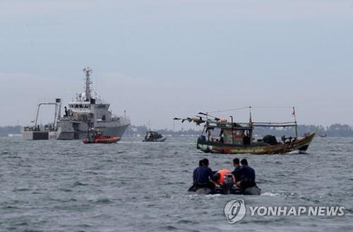 62명 탑승 인니 여객기 추락해역 수색…"훼손된 시신 발견"