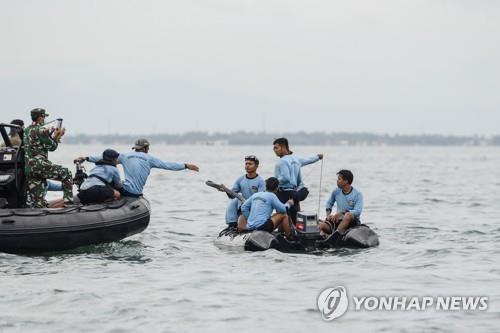 인니 추락기 바다 부딪치며 터진 듯…블랙박스 회수 시도