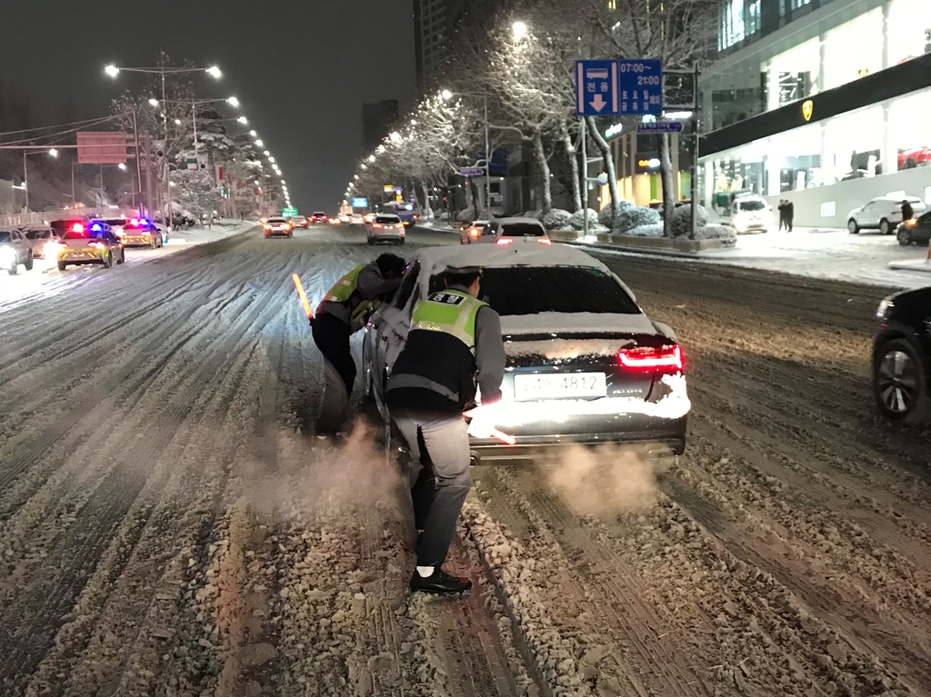 한파·폭설과 싸운 이웃들…경찰·경비원·택배노동자