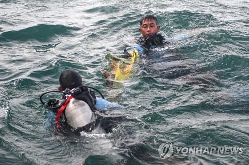 인니 추락기 블랙박스 수거 난항…신호 잡히지만 잔해 파묻혀