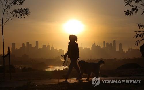 남편과 외출 중 통금에 걸린 加 여성 황당 변명…"개 산책 중"