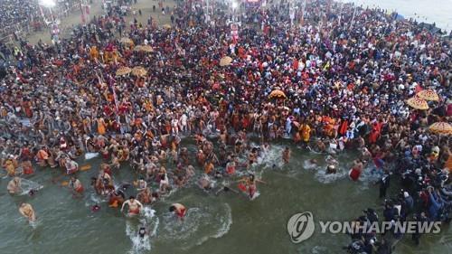 코로나19에도 인도 대규모 힌두축제…인파 운집 감염 우려