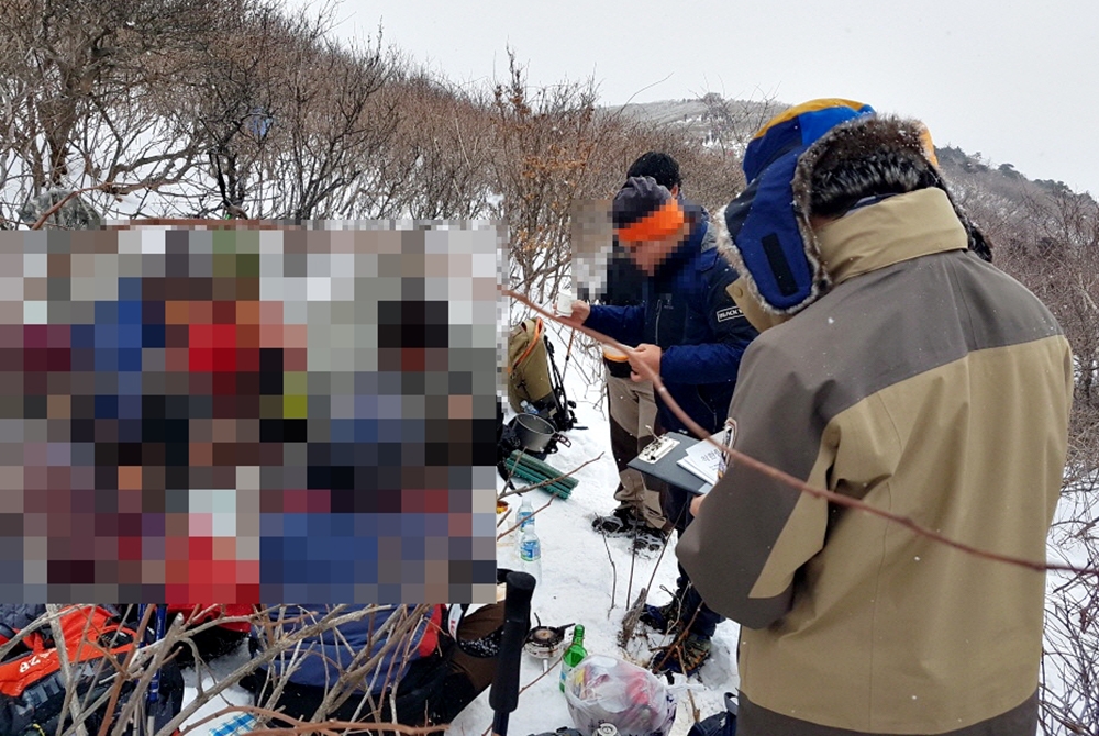 코로나로 탐방객 급감한 태백산 "라면 끓여 먹기 근절 나서"