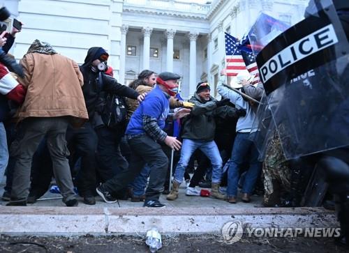 "미 의회 경찰, 의사당 난입한 폭도에 '이제 네 집'"