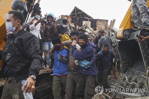 "인니 강진 사망자 67명으로 늘어"…이틀째 잔해 수색