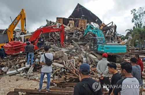 "인니 강진 사망자 67명으로 늘어"…이틀째 잔해 수색