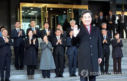 '총리 징크스' 스멀스멀…이낙연, 지지율 반등 급선무