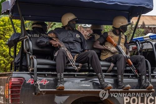 우간다 대선 개표 막바지…야당 후보 "군인들이 외출 막아"