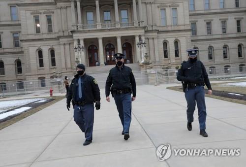 무장시위 경고에 바짝 긴장한 미국…토요일은 대체로 평온