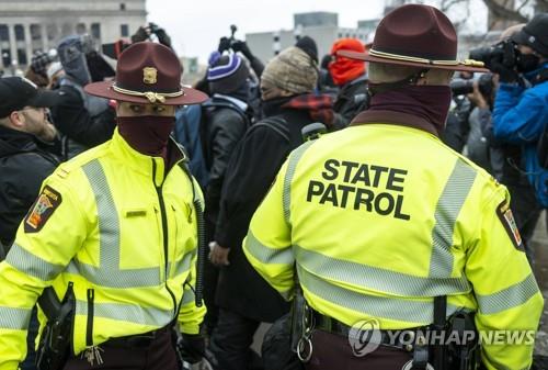 무장시위 경고에 바짝 긴장한 미국…토요일은 대체로 평온