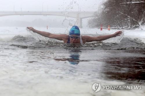 꽁꽁 언 얼음밑에서 85ｍ 수영한 러 40대 여성…"세계 신기록"