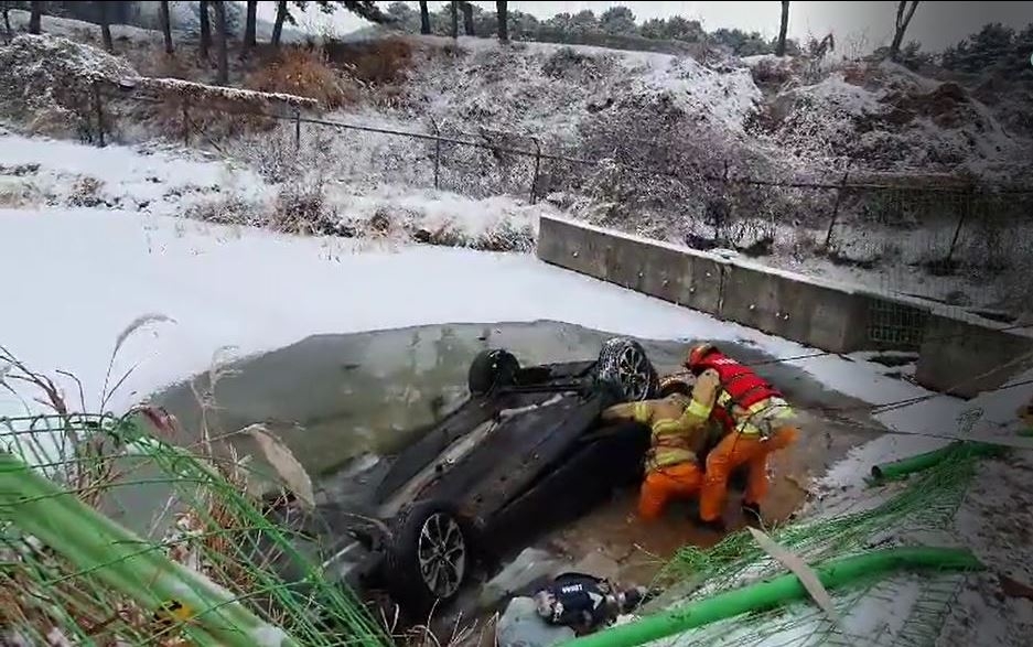 눈길에 미끄러진 승용차, 저수지에 빠져…1명 부상