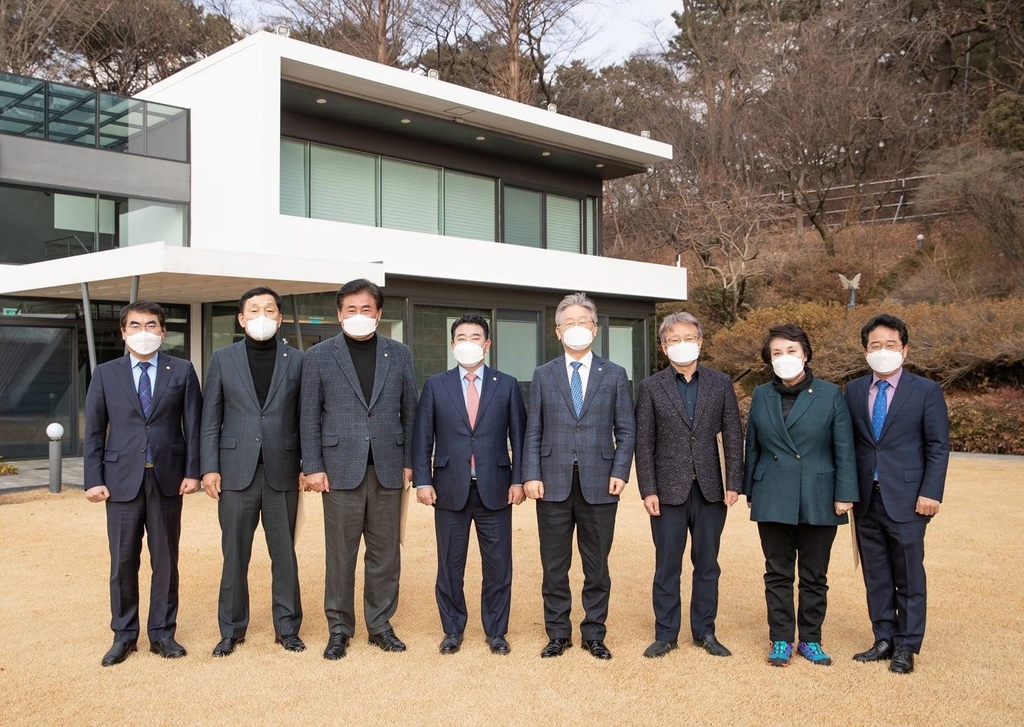 이재명 공관으로 모이는 與 의원들…역학구도 변화 조짐