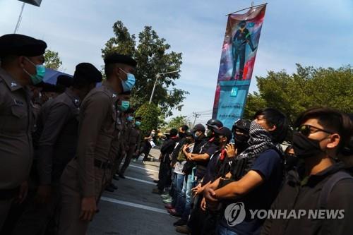 야간 체포·접견 금지에 납치 의혹까지…태국 시위대 탄압 논란