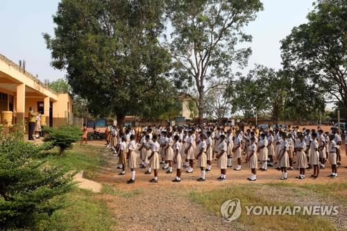 아프리카 가나 학교 10개월 만에 문 다시 열어
