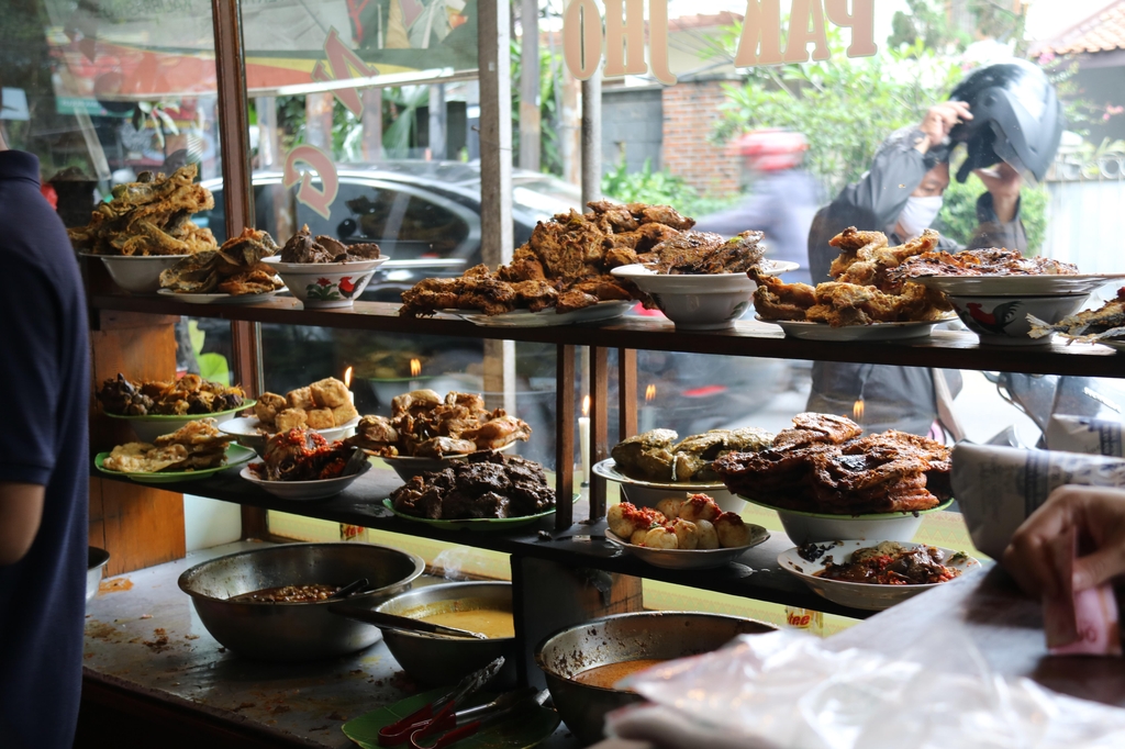 [잘란 잘란] 인도네시아의 백반집 '파당 식당'…골라 먹는 재미