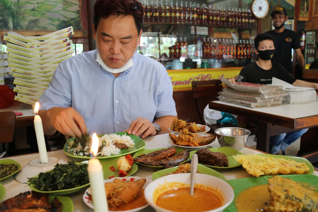 [잘란 잘란] 인도네시아의 백반집 '파당 식당'…골라 먹는 재미