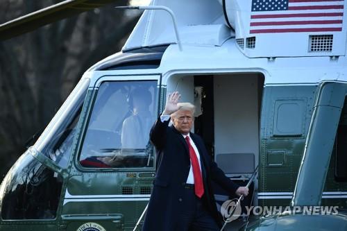 트럼프, 드디어 백악관 떠났다…전용헬기 타고 공군기지로 이동