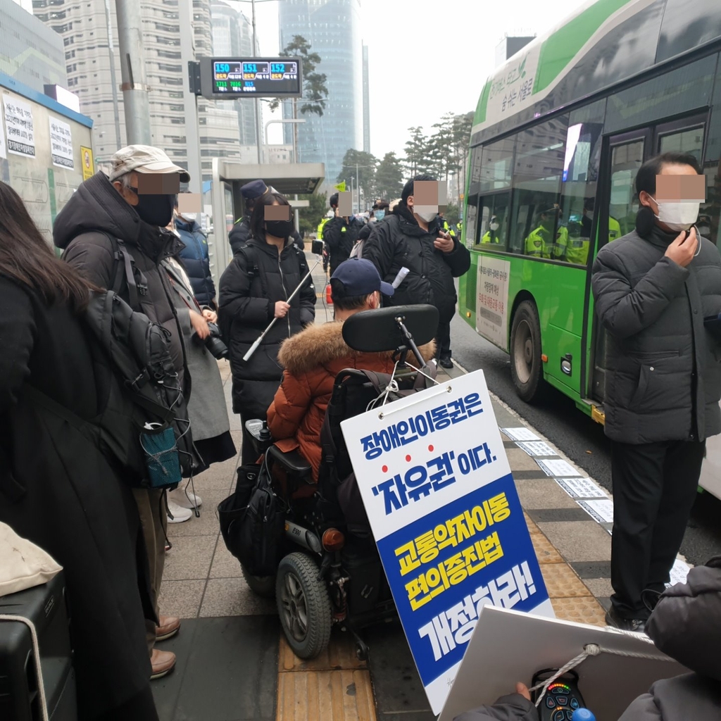 '장애인 이동권 보장' 시위로 한때 지하철·버스 지연(종합)