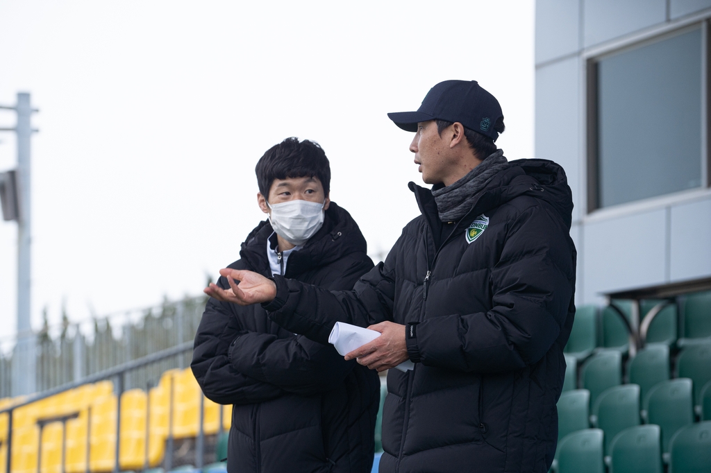 전북 전훈지 찾은 박지성, 이운재 GK코치에 '폴더 인사'