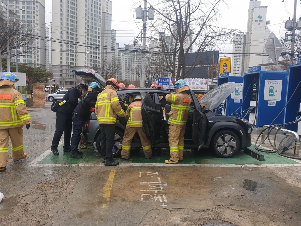 코나 전기차 또 충전 중 화재…화재 진압 중