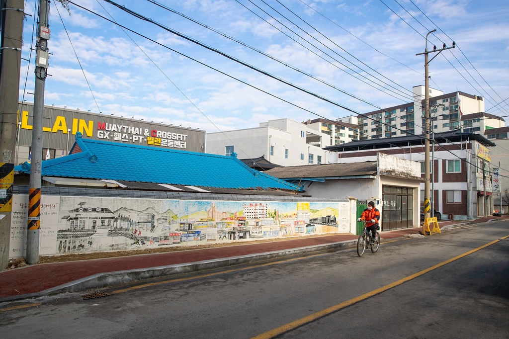 증평 창동마을에 옛 풍경 담은 12ｍ짜리 벽화 등장