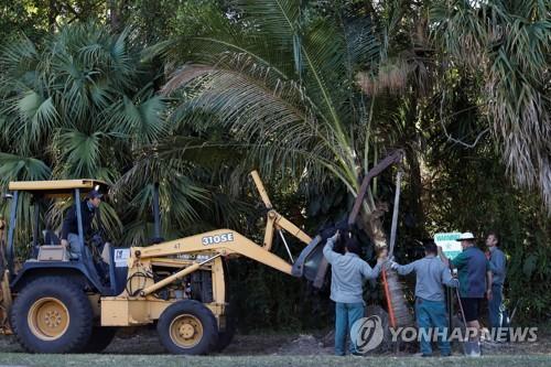 "최악의 대통령"…트럼프 거주지 상공에 뜬 조롱 현수막