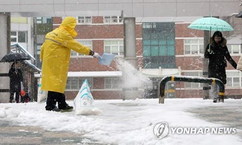 한파·폭설이 남긴 상처…'도로위 지뢰' 포트홀 움푹움푹